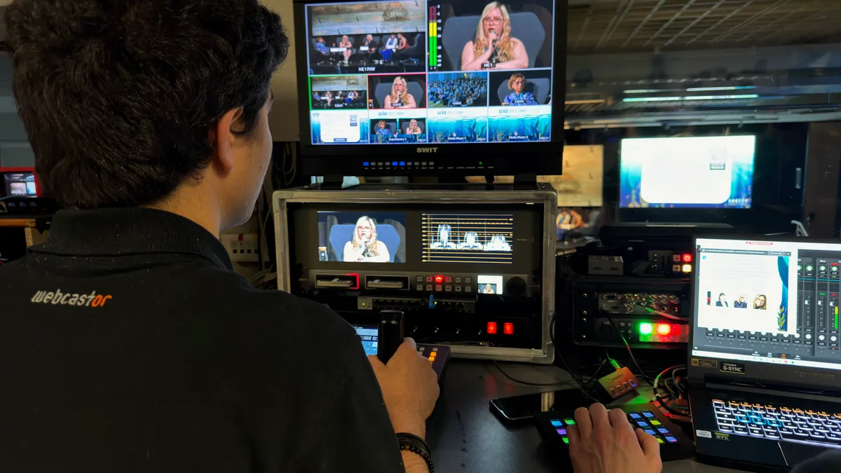 Technicien Webcastor pilotant la diffusion live sur les réseaux sociaux depuis une régie multicaméra