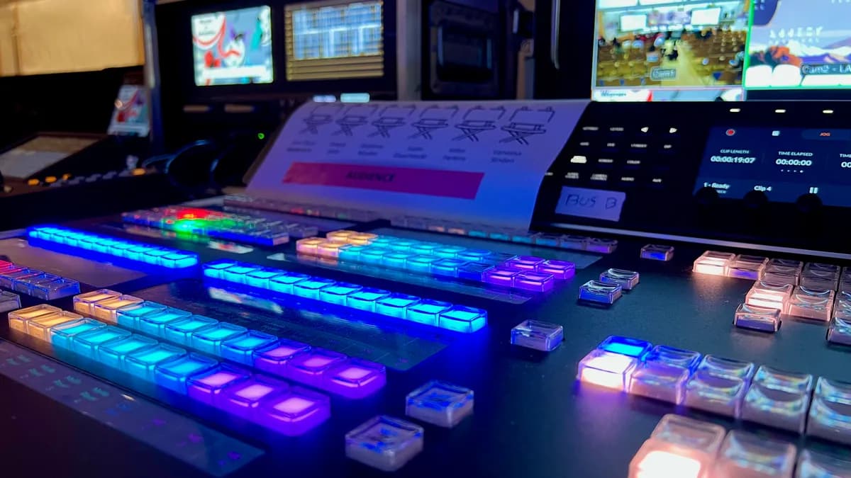 Mélangeur vidéo professionnel rétroéclairé utilisé par Webcastor pour la diffusion en direct d'événements