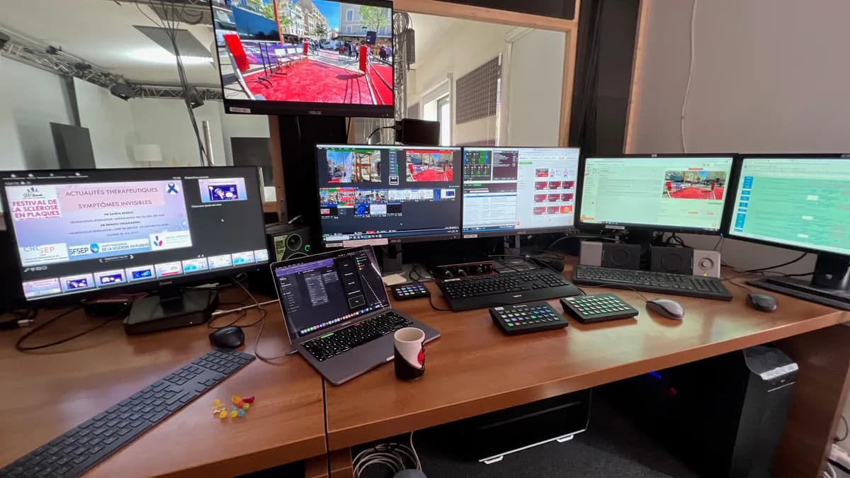 Studio de production Webcastor avec régie multi-écrans et streaming deck pour la réalisation d'un événement digital